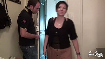 Play Sabrina, brunette aux gros seins veut une grosse bite