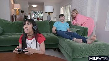 Play Risky MILF sex behind her back