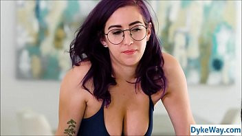 Play Lesbians fight over fuck-buddy