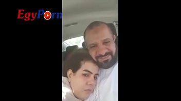 Play شيخ يبوس عشيقته في السيارة