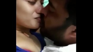 Play Srilankan Actress Queenpiumi Kissing