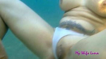 Play My Wife Luna - Sesso con mia zia mentre faccio il bagno nella spiaggia pubblica