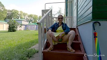 Play Buttpluged slut in a nature park