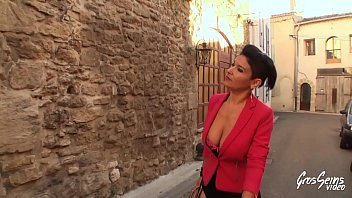 Play Caroline, des seins énormes pour cette bombe brune !