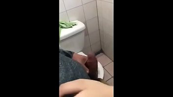 Play Novinha batendo boquete pro amigo no intervalo da aula - banheiro da escola