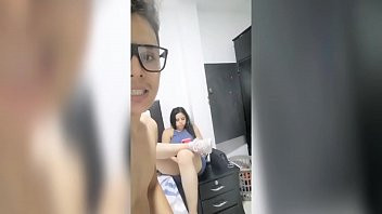 Play Mi compañera siempre me pide que la lleve a su casa... Me dijo q se peleó con él marido y necesitaba dinero... Lo Menos fue un video